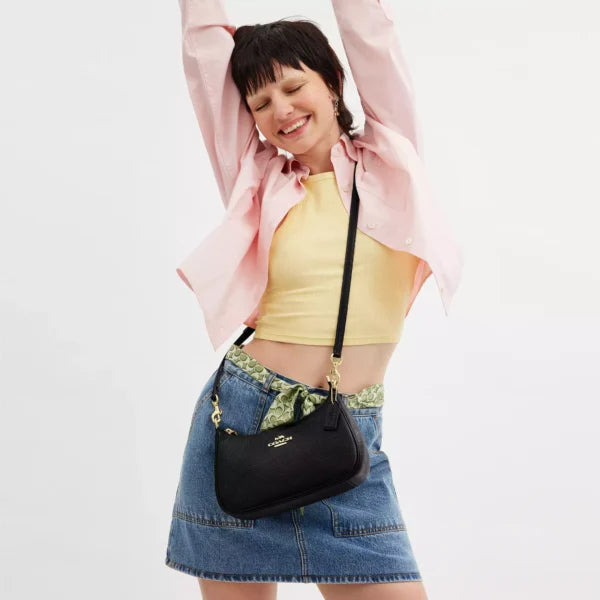 Coach Teri Shoulder Bag In pebbled leather Gold Black - Image 2
