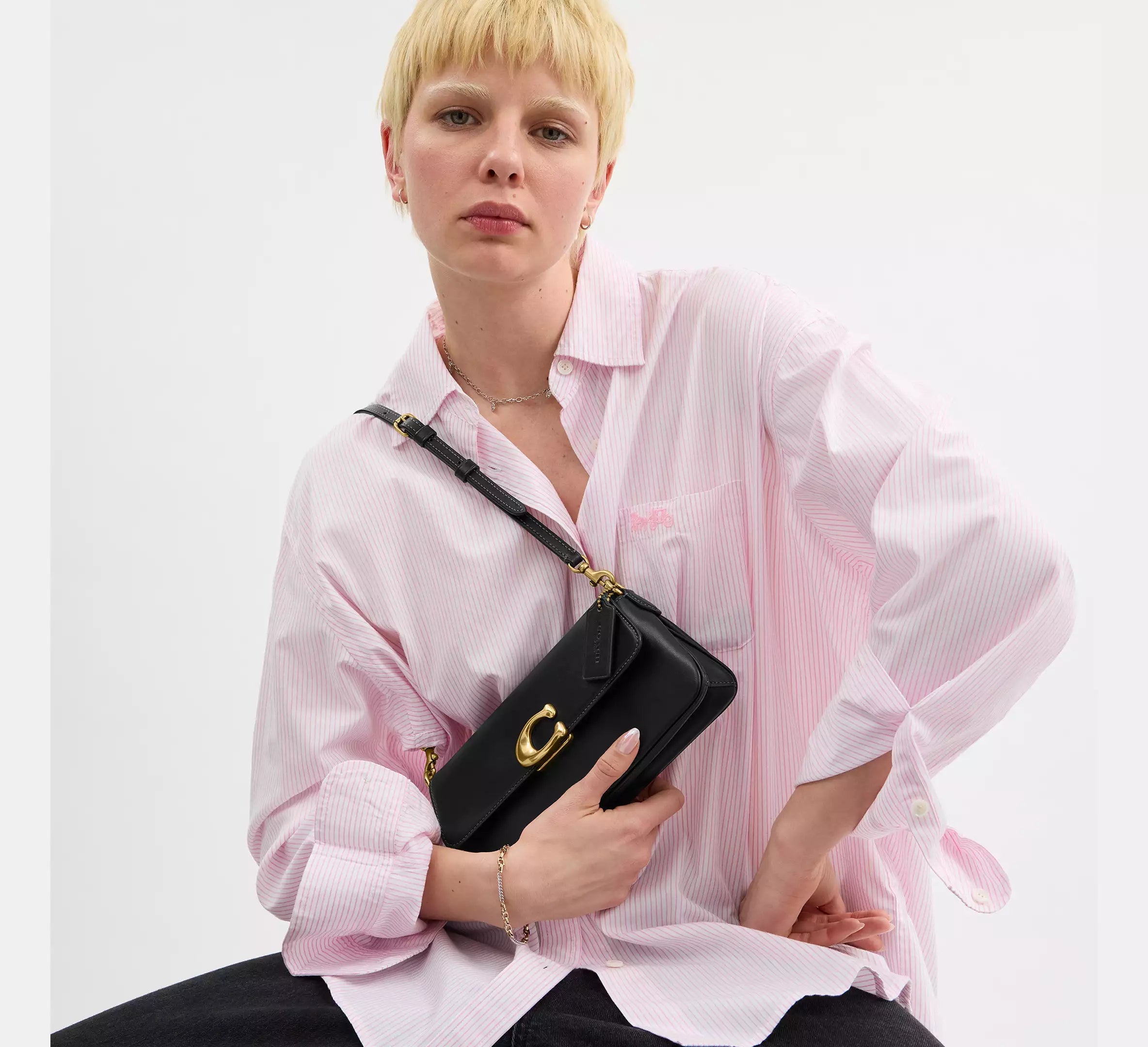Jet Shoulder Bag in black